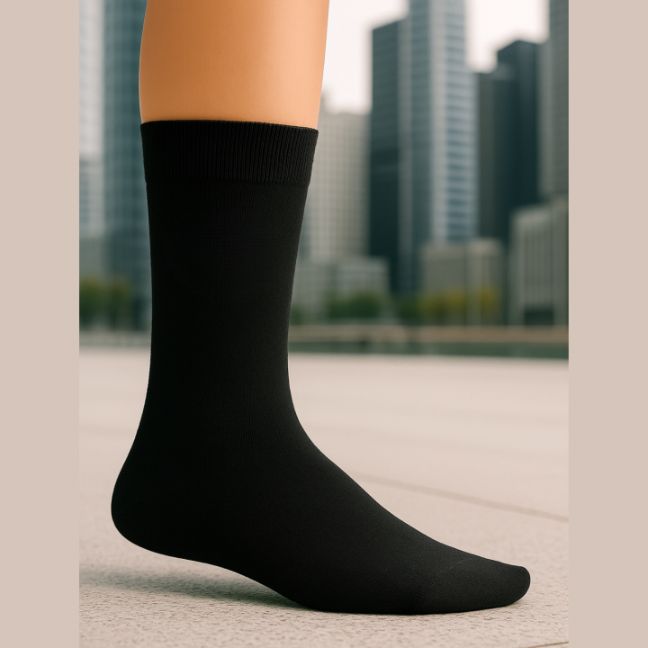 Chaussettes mi-mollet unisexe SENNA en coton – visuel lifestyle noir uni – VPC Mania grossiste