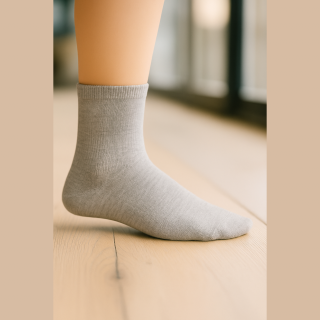 Chaussettes courtes unisexe SENNA coton gris clair – visuel lifestyle – VPC Mania grossiste