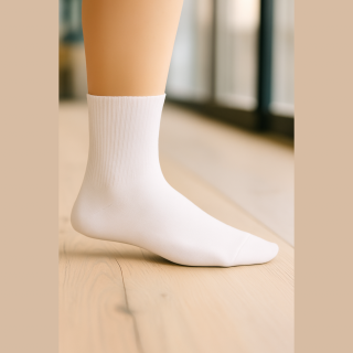 Chaussettes courtes unisexe SENNA blanches en coton – visuel lifestyle – VPC Mania grossiste
