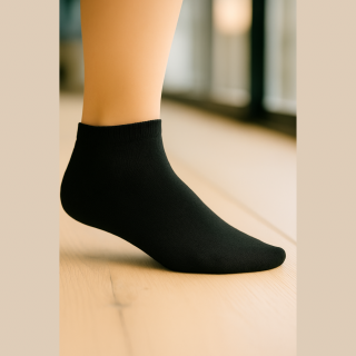 Chaussettes invisibles unisexe SENNA en coton noir – visuel lifestyle – VPC Mania grossiste