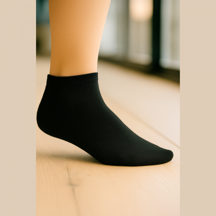 Chaussettes invisibles unisexe SENNA en coton noir – visuel lifestyle – VPC Mania grossiste