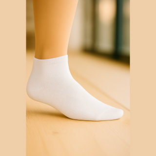 Socquettes invisibles unisexe SENNA en coton blanc – visuel lifestyle – VPC Mania grossiste