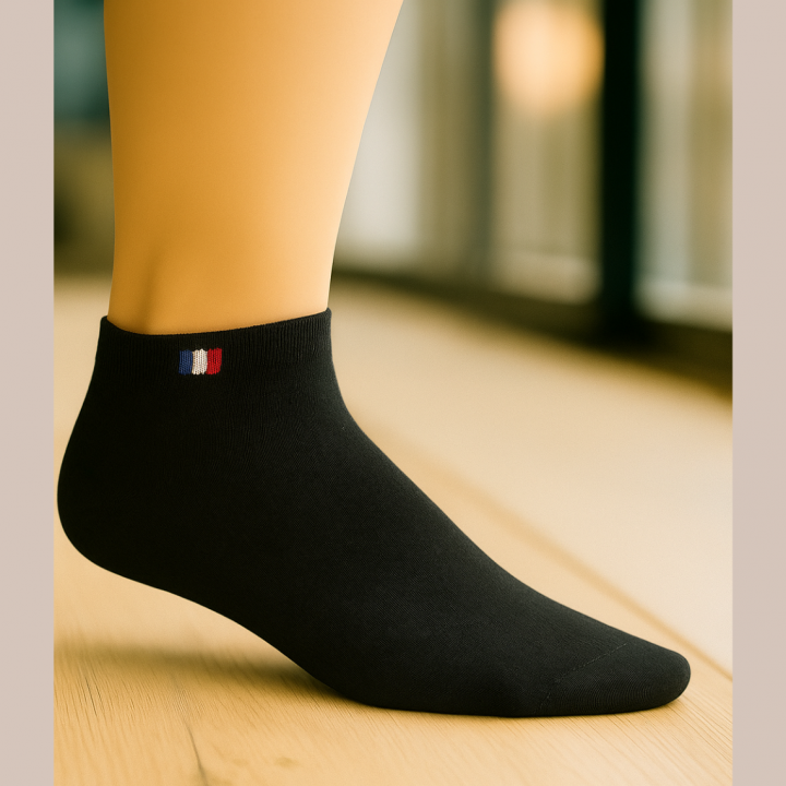 Socquettes invisibles unisexe SENNA en coton noir avec logo tricolore – visuel lifestyle – VPC Mania grossiste