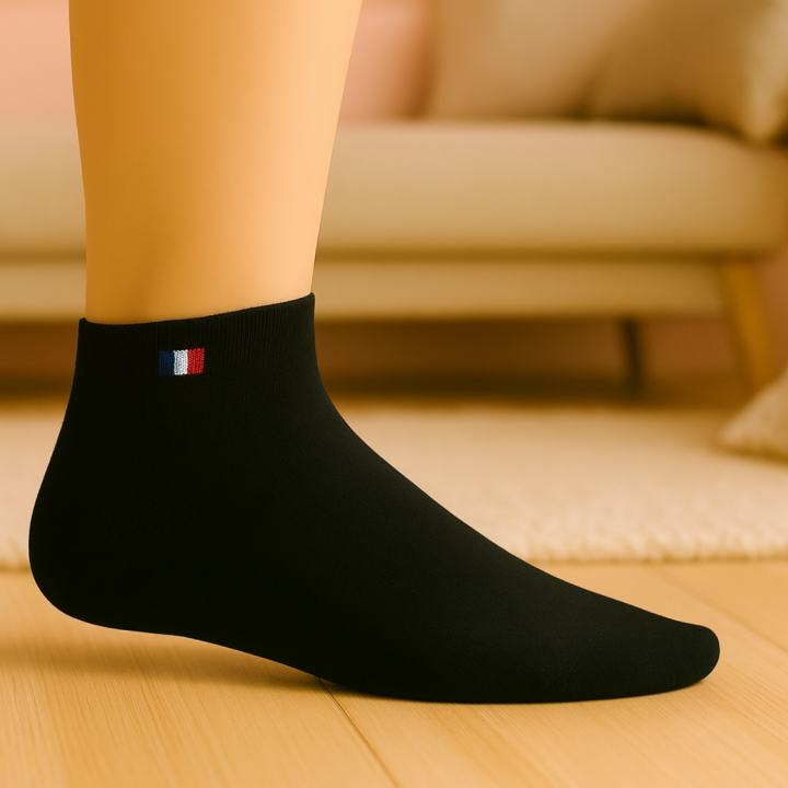 Socquettes femme SENNA noires en coton avec drapeau tricolore – visuel lifestyle – VPC Mania grossiste