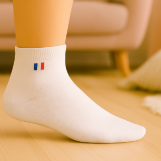 Socquettes blanches SENNA en coton avec drapeau tricolore – visuel lifestyle – VPC Mania grossiste