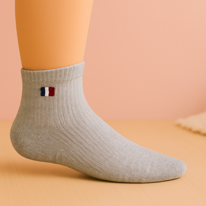 Socquettes grises SENNA en coton avec drapeau tricolore – visuel lifestyle – VPC Mania grossiste