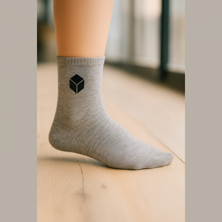 (chaussette portée grise) :
Chaussettes courtes coton gris SENNA – confort quotidien – taille 40–46