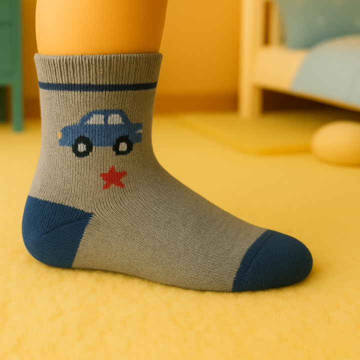 Image 2 : Chaussettes bébé SENNA motif avion – coton doux – visuel lifestyle