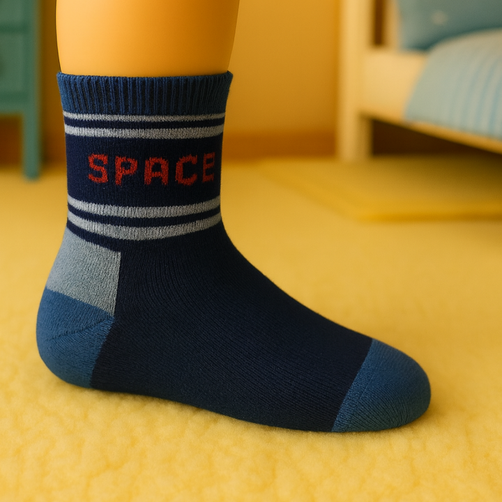 Image 5 : Chaussettes bébé SENNA motif SPACE – coton doux – visuel lifestyle