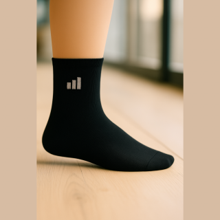 Chaussettes courtes unisexe SENNA en coton – visuel lifestyle noir avec logo gris – VPC Mania grossiste