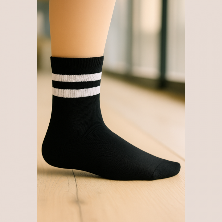 Chaussettes courtes unisexe SENNA en coton – visuel lifestyle noir à deux bandes blanches – VPC Mania grossiste