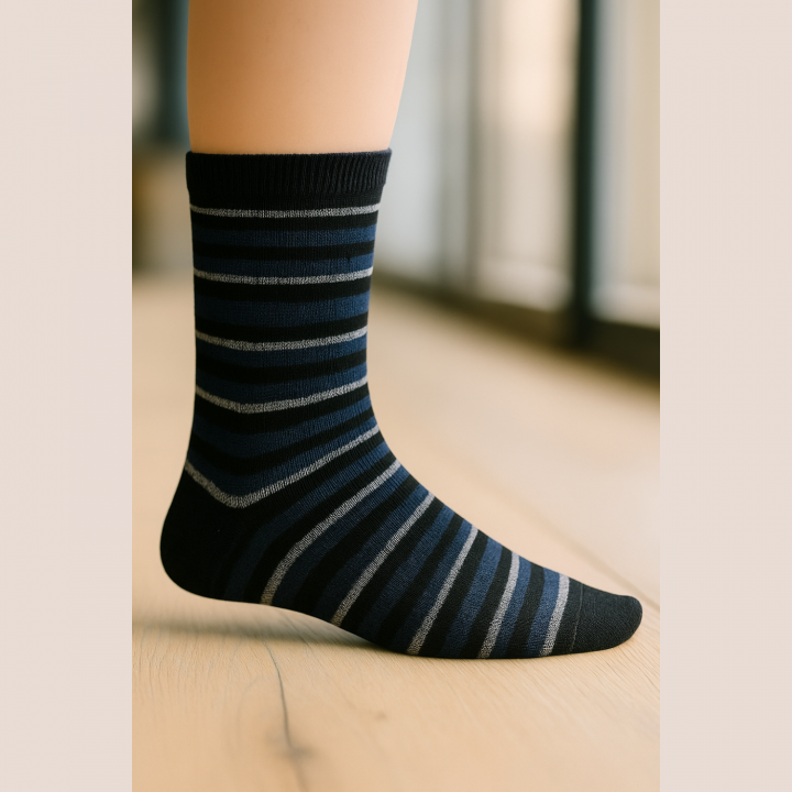 Chaussettes unisexe SENNA en coton – visuel lifestyle bleu marine à rayures grises – VPC Mania grossiste