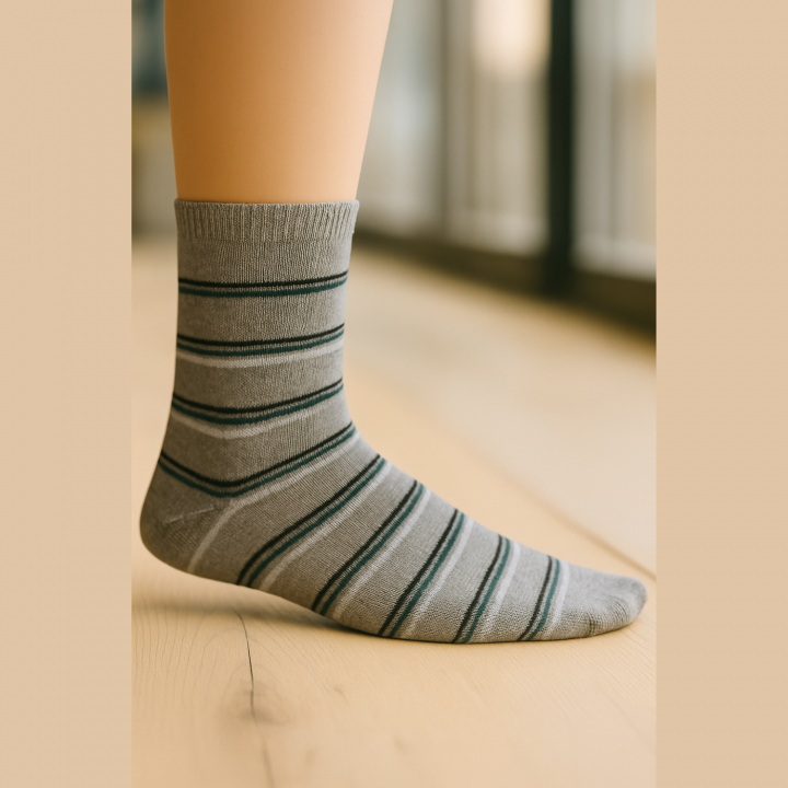 Détail du motif rayé SENNA – noir, bleu marine et gris – maille fine – VPC Mania grossiste